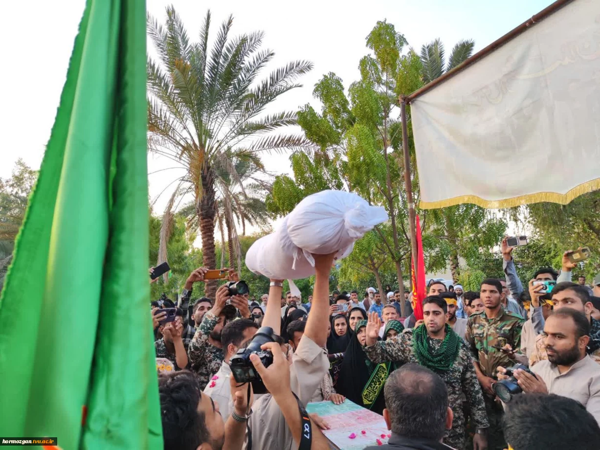 پیکر مطهر شهید گمنام در دانشکده فنی و حرفه ای میناب تشییع و تدفین گردید