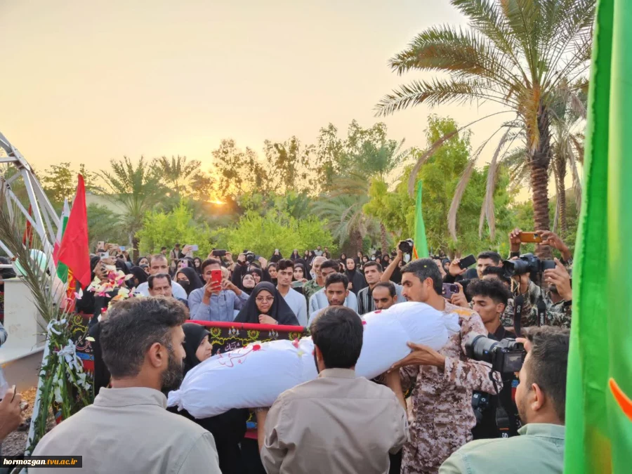 پیکر مطهر شهید گمنام در دانشکده فنی و حرفه ای میناب تشییع و تدفین گردید 2